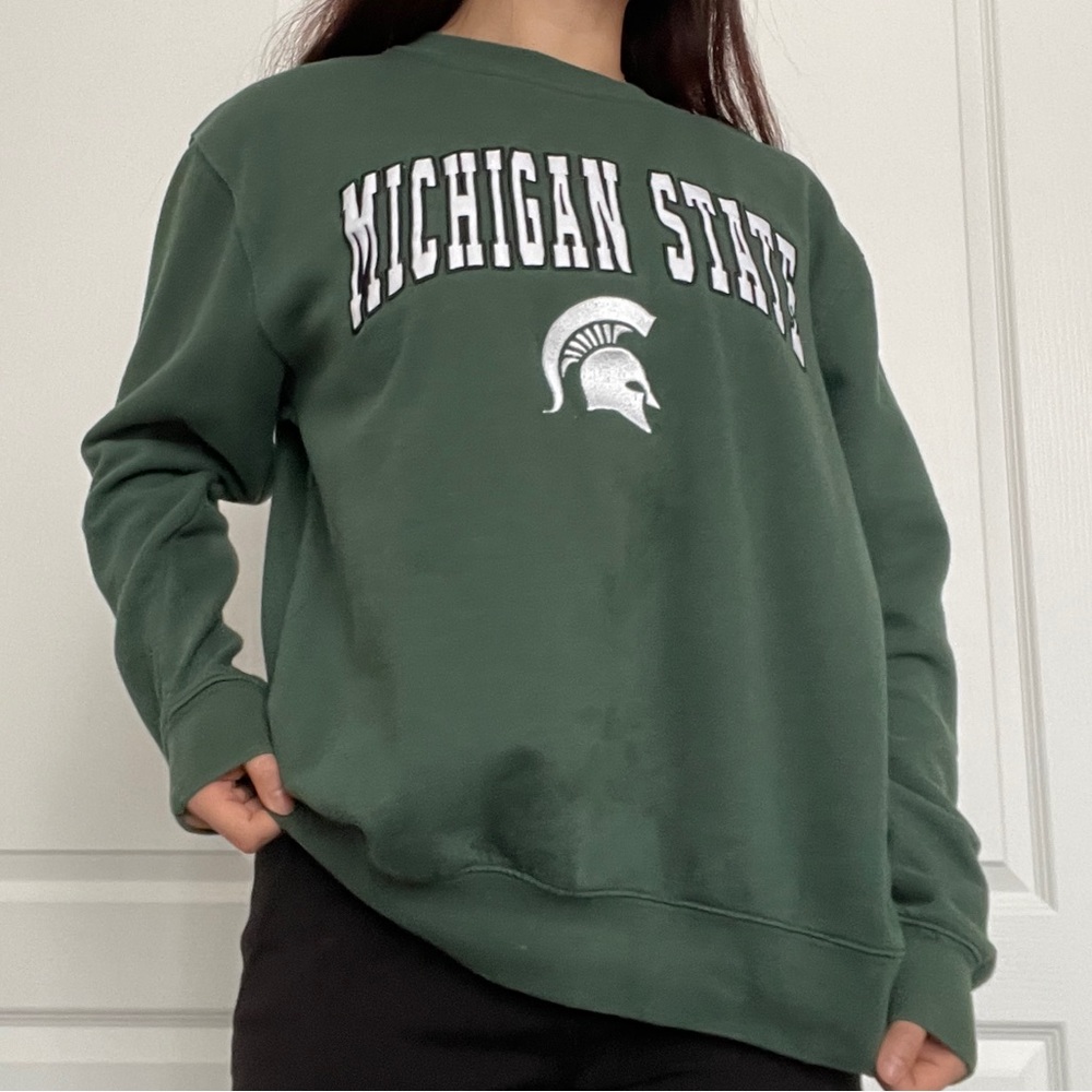 green michigan university sweater 🦎